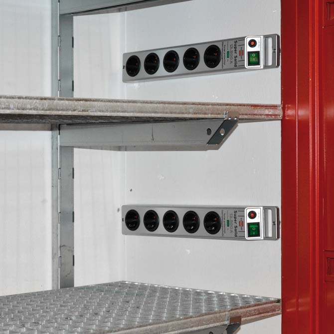 Ladeeinheit mit Steckdosenleiste 5-fach pro Lagerebene für Batterie-Beton-Schrank