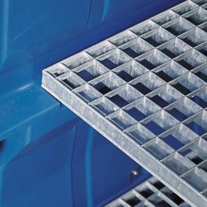 Gitterrost aus Stahl zum Auflegen auf Regaltraversen für Gefahrstoffdepots aus Stahl Gitterrost aus Stahl zum Auflegen auf Regaltraversen für Gefahrstoffdepots aus Stahl